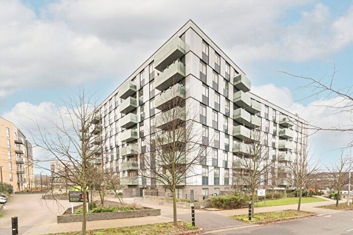 3 Bedroom Flat To Rent In Lakeside Drive, Park Royal, NW10