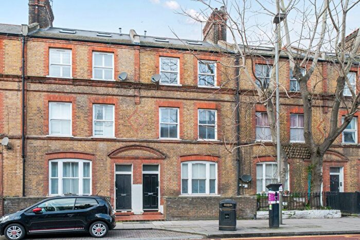 2 Bedroom Flat For Sale In Queenstown Road, Battersea, London, SW8