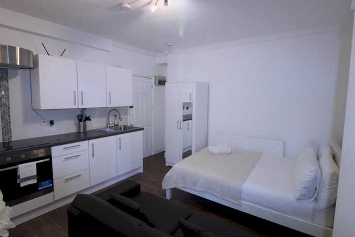 Studio To Rent In Flat B Eversholt Street, Camden, London, NW1