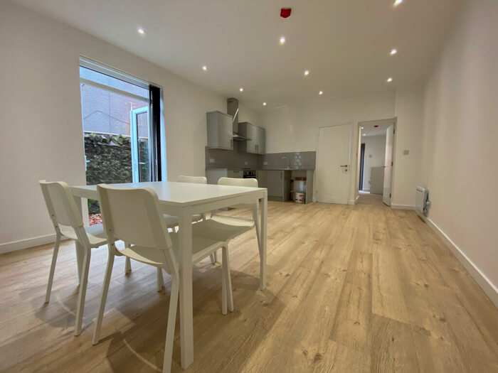 2 Bedroom Flat To Rent In Penylan Road, Penylan, CF23