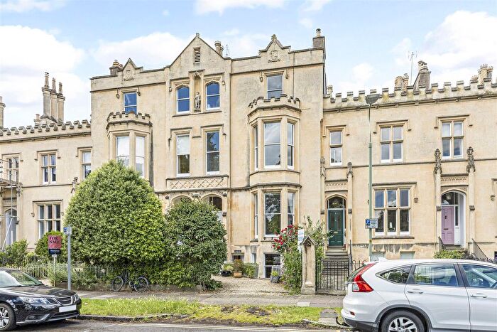 2 Bedroom Flat For Sale In Wellington Square, Cheltenham, GL50