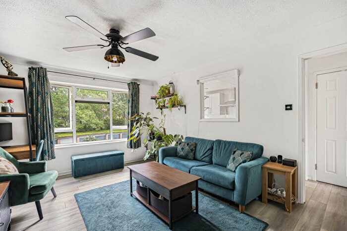 1 Bedroom Flat For Sale In Leatherhead, KT22