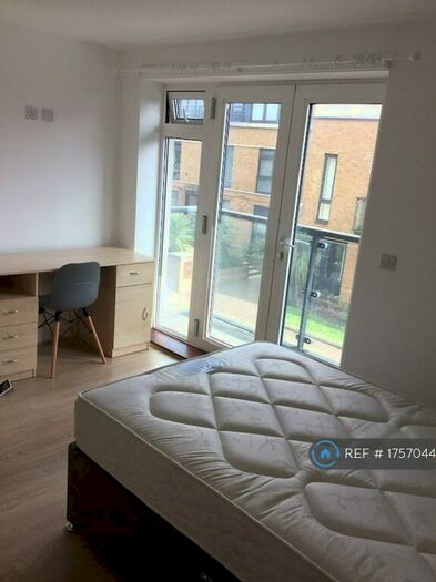 3 Bedroom Flat To Rent In Wilmot House, London, SE11