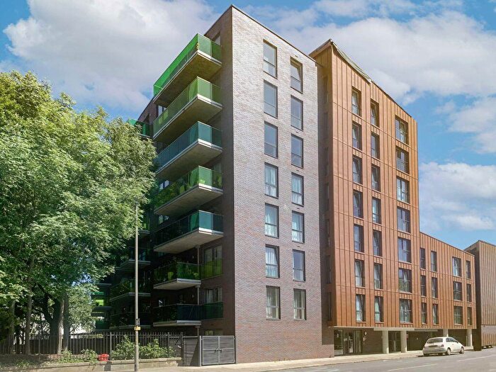 2 Bedroom Flat For Sale In Plough Road, Battersea, SW11