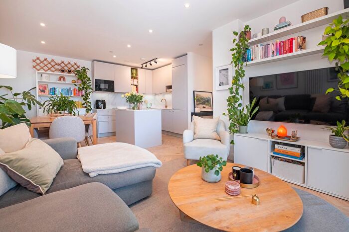 2 Bedroom Flat For Sale In - Ravensbury Terrace, London, SW18