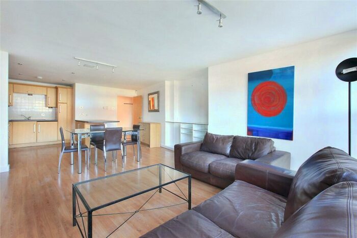 2 Bedroom Flat To Rent In Gateway House, Balham Hill, Clapham South, London, SW12