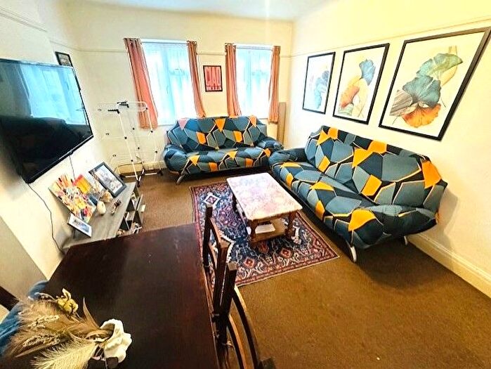 2 Bedroom Flat For Sale In Great West Road, Isleworth, TW7