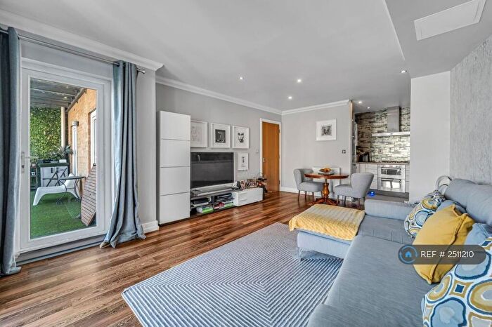 2 Bedroom Flat To Rent In Isis House, Chertsey, KT16