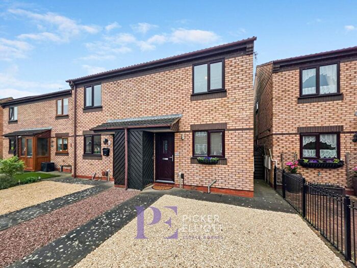 3 Bedroom Semi-Detached House To Rent In Glenbarr Drive, Hinckley, LE10