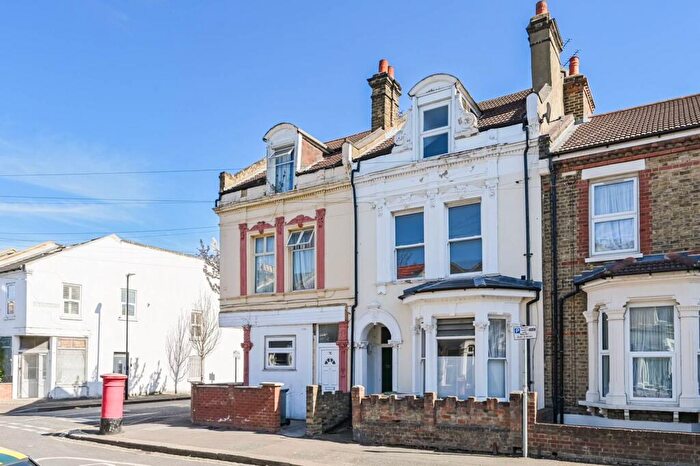 3 Bedroom Flat To Rent In Warwick Road, Stratford, London, E15