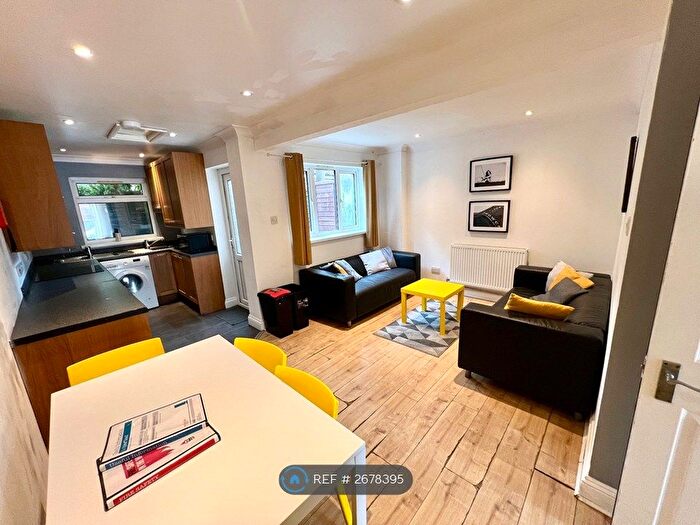 6 Bedroom End Terrace House To Rent In Spear Road, Southampton, SO14