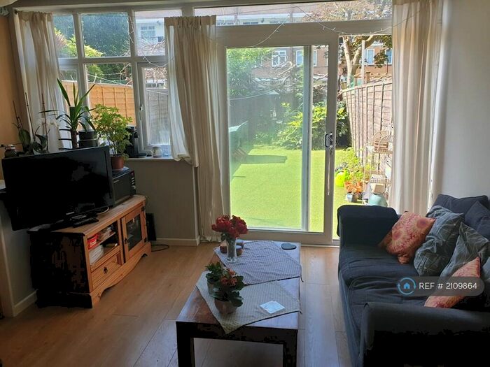 3 Bedroom Maisonette To Rent In Welton House, London, E1