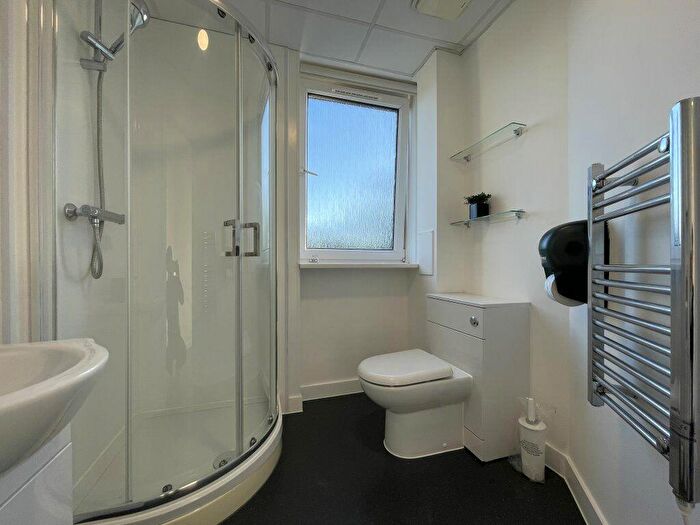 Flat To Rent In Wilbury Villas -, S70