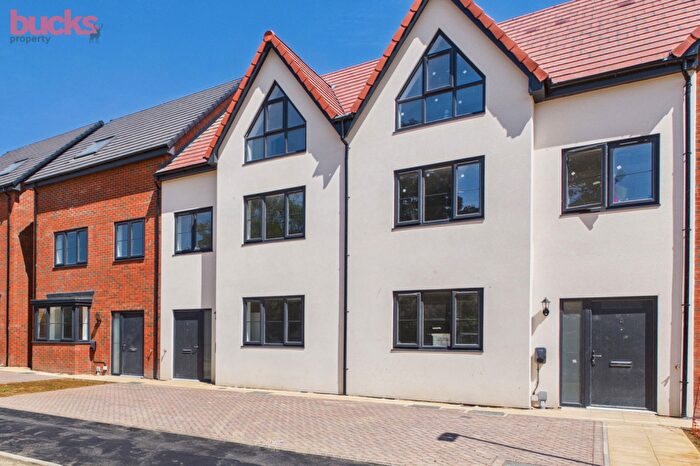 3 Bedroom Terraced House For Sale In Sanders Lane. Aylesbury., HP21