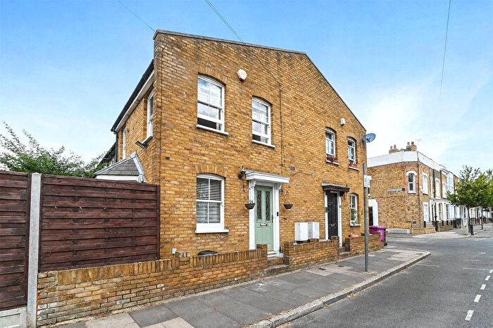 2 Bedroom End Terrace House For Sale In Lyal Road, Mile End, London, E3
