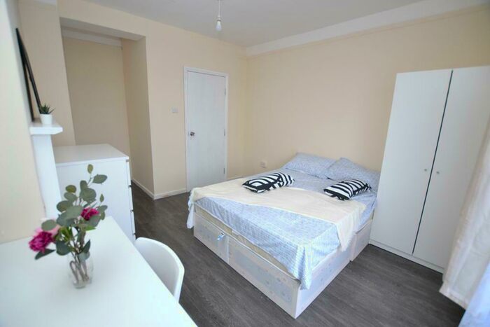 4 Bedroom Flat To Rent In Empson Street, London, E3