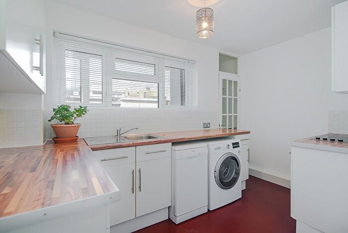 2 Bedroom Flat For Sale In Mortlake High Street, London, SW14