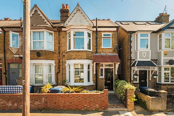 3 Bedroom Property For Sale In Deans Road, Hanwell, W7