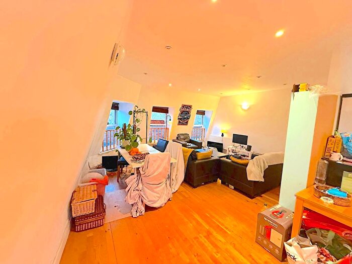3 Bedroom Flat To Rent In Victory Road Mews, London, SW19