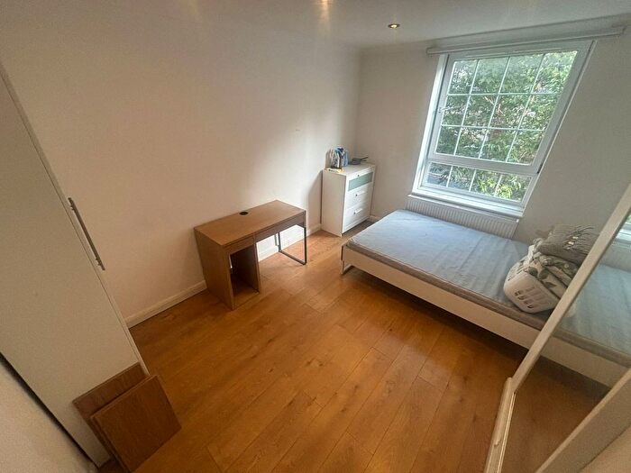3 Bedroom Flat To Rent In Staple Street, London, SE1