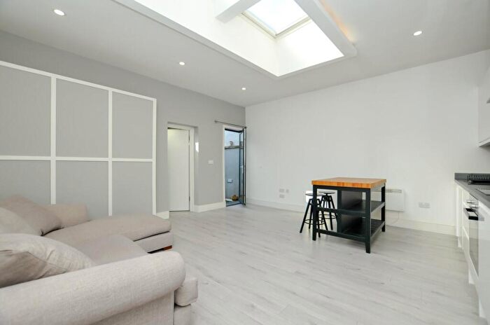 1 Bedroom Flat To Rent In Stoke Newington Church Street, Stoke Newington, N16