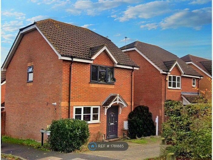 3 Bedroom Detached House To Rent In Earls Lane, Slough, SL1