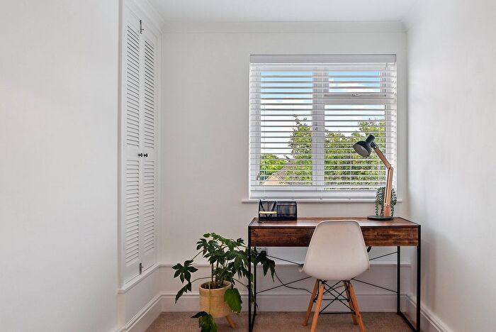2 Bedroom Flat For Sale In Junction Road, Ashford, TW15