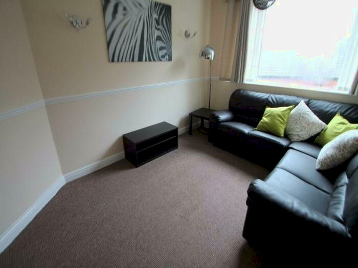 2 Bedroom House To Rent In Knowle Mount, Leeds, LS4