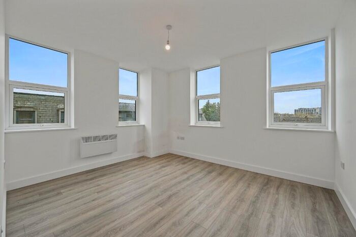 2 Bedroom Flat To Rent In The Grove, Slough, Berkshire, SL1