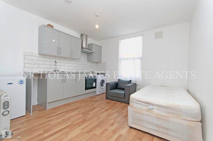 Flat To Rent In Green Lanes, Palmers Green London, N13