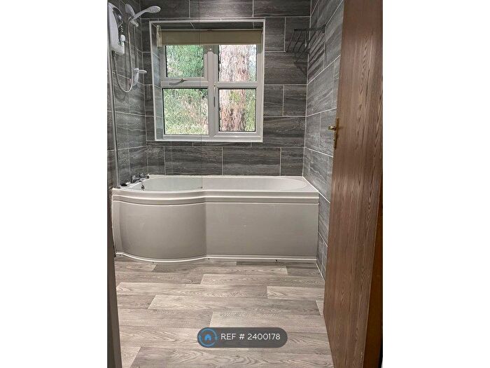 2 Bedroom Flat To Rent In Sheppards Close, Newport Pagnell, MK16