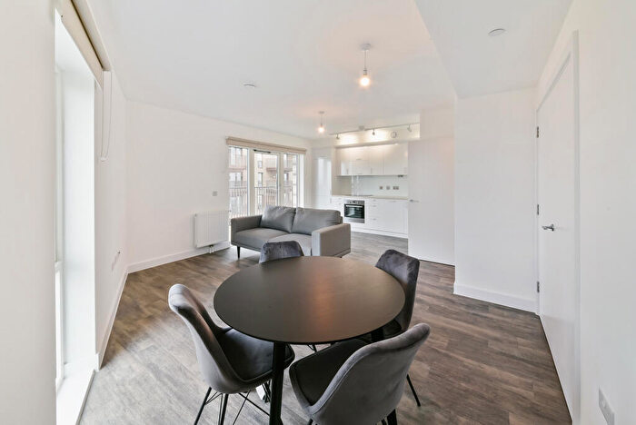 3 Bedroom Apartment To Rent In Pontoon Dock London, E16