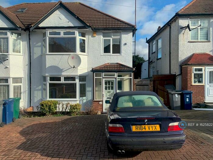 3 Bedroom Detached House To Rent In Ryhope Road, London, N11