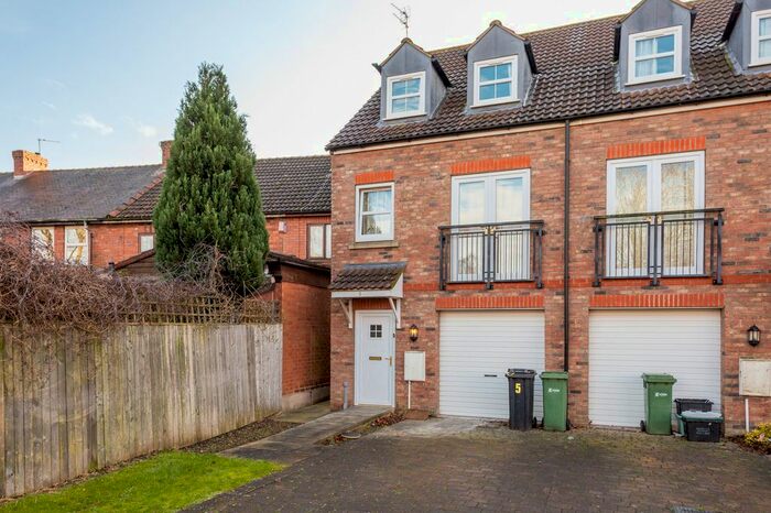 4 Bedroom End Of Terrace House To Rent In Hornby Court, York YO31