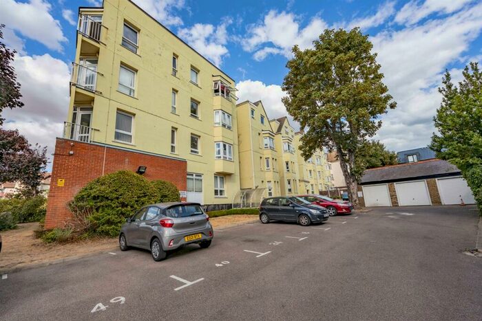 3 Bedroom Flat To Rent In Burleigh Court, Station Road, Westcliff-On-Sea, SS0