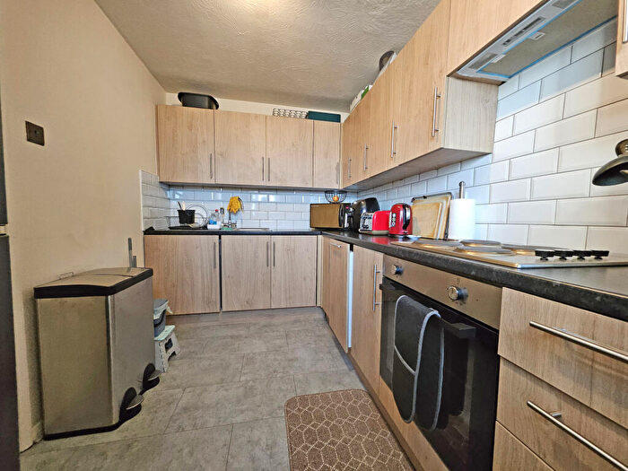 2 Bedroom Apartment To Rent In Ravenings Parade, Ilford, Greater London, IG3