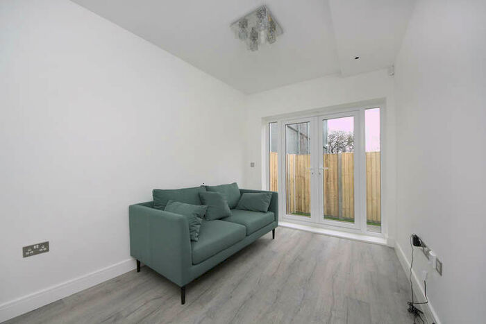 1 Bedroom Flat To Rent In Perryn Road, W3