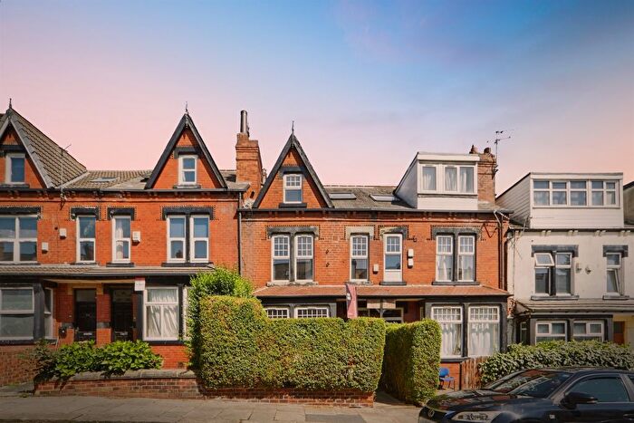8 Bedroom Terraced House For Sale In Headingley Avenue, Leeds, LS6
