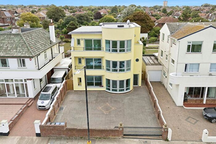 3 Bedroom Flat For Sale In Palm Bay Avenue, Margate, Kent, CT9
