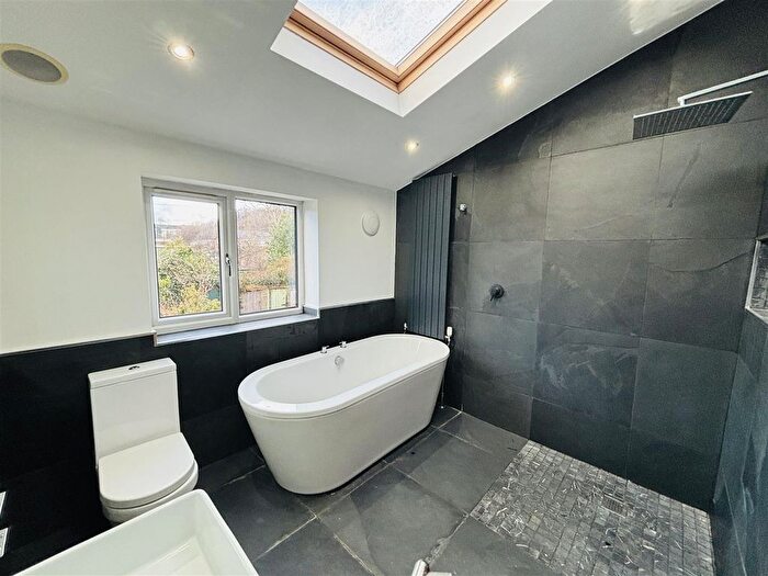 2 Bedroom End Of Terrace House To Rent In Dinting Lane, Glossop, SK13