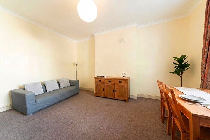 2 Bedroom Flat To Rent In Cambridge Avenue, London, (Electricity And Water), NW6