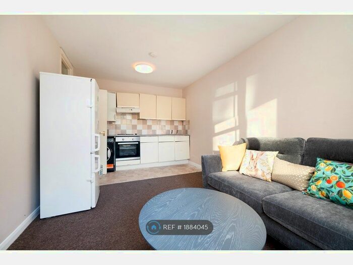 3 Bedroom Flat To Rent In Claremont Close, London, E16