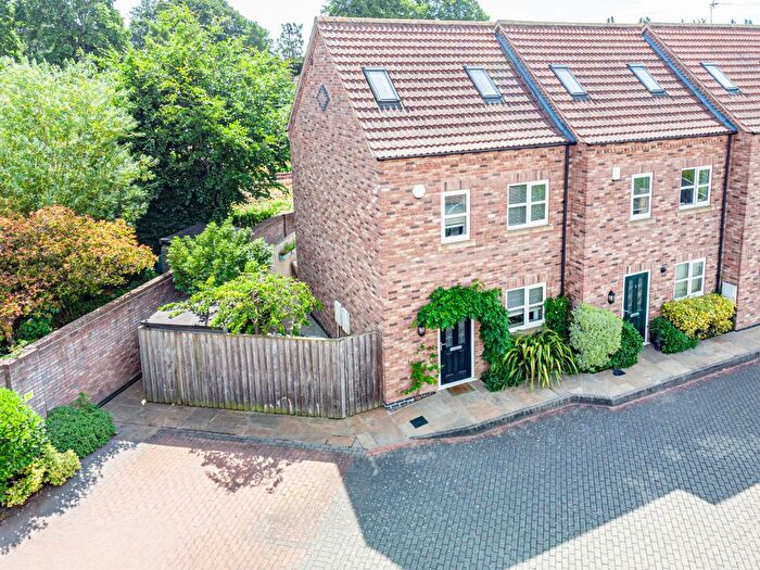 3 Bedroom End Terrace House For Sale In Holly Bank Close, York, YO24