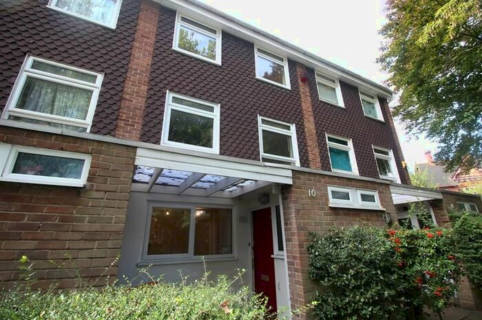 3 Bedroom Town House To Rent In Oberon Court, Shakespeare Road, Bedford, MK40
