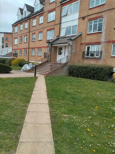 2 Bedroom Flat To Rent In Station Road, Elstree, Borehamwood, WD6