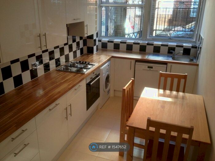 2 Bedroom Flat To Rent In The Triangle, London, EC1V