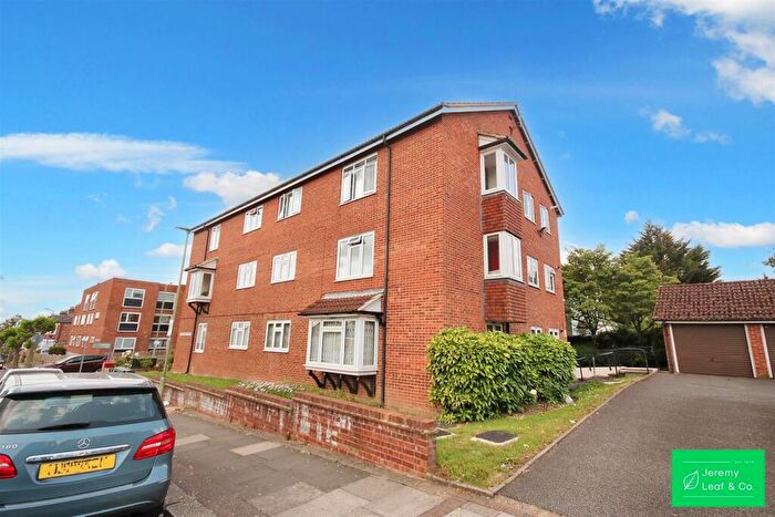 2 Bedroom Apartment For Sale In Neeld Crescent, London, NW4
