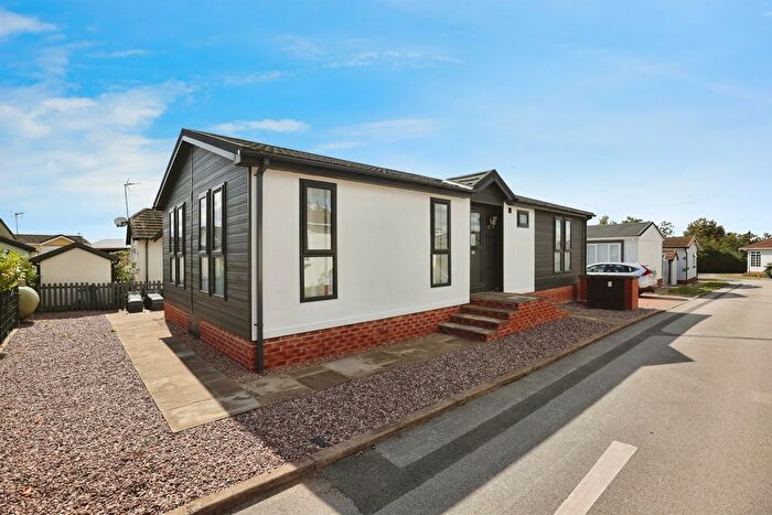 2 Bedroom Mobile/park Home For Sale In Hill Top Park, Princethorpe, Rugby, CV23