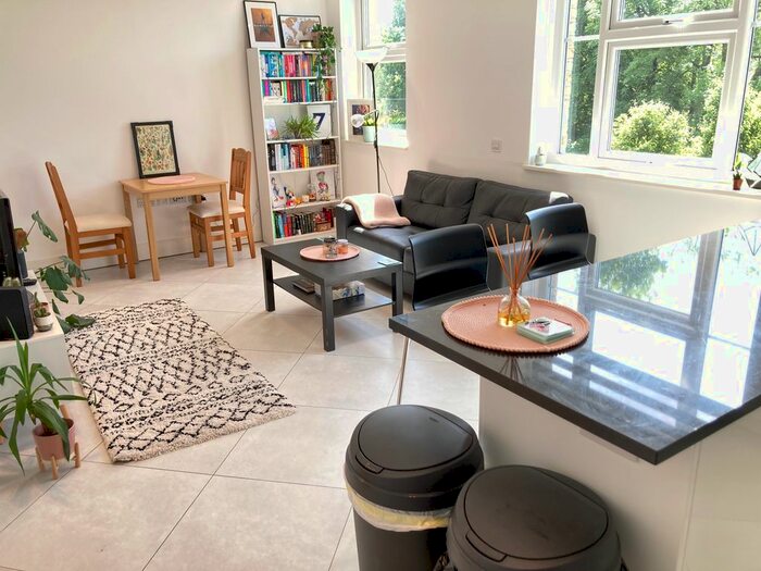 2 Bedroom Flat To Rent In The Grove, London, W5