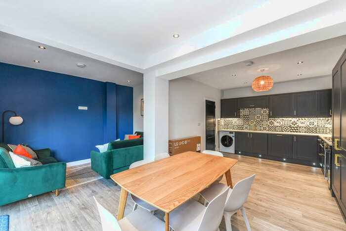 6 Bedroom Semi-Detached House To Rent In Welby Avenue, NG7